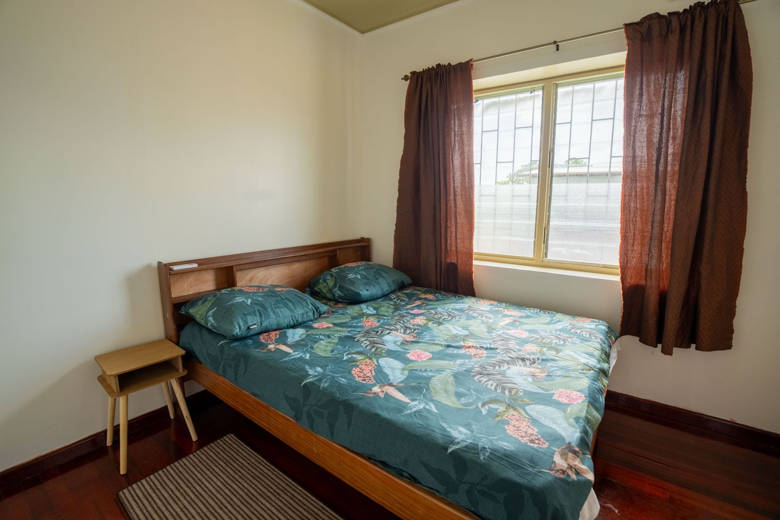 Slaapkamer met tweepersoonsbed en nachtkastje