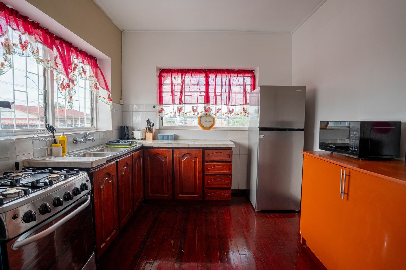 Keuken met aanrecht en oranje accenten