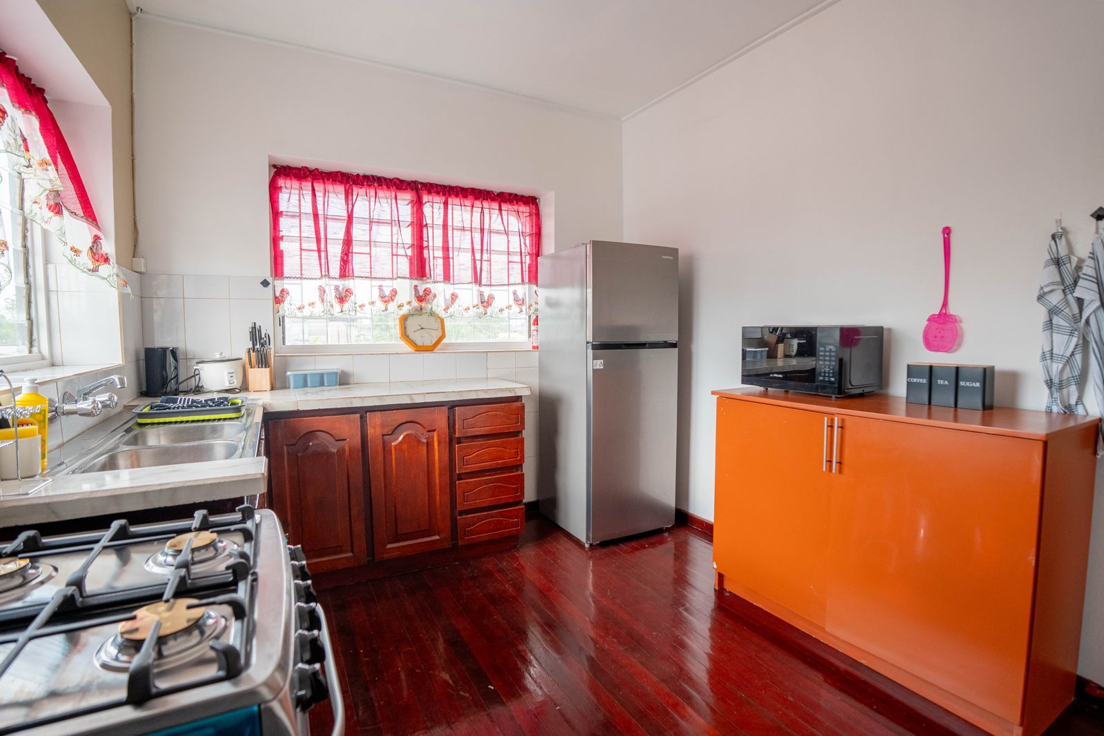 Keuken met oranje accenten en koelkast