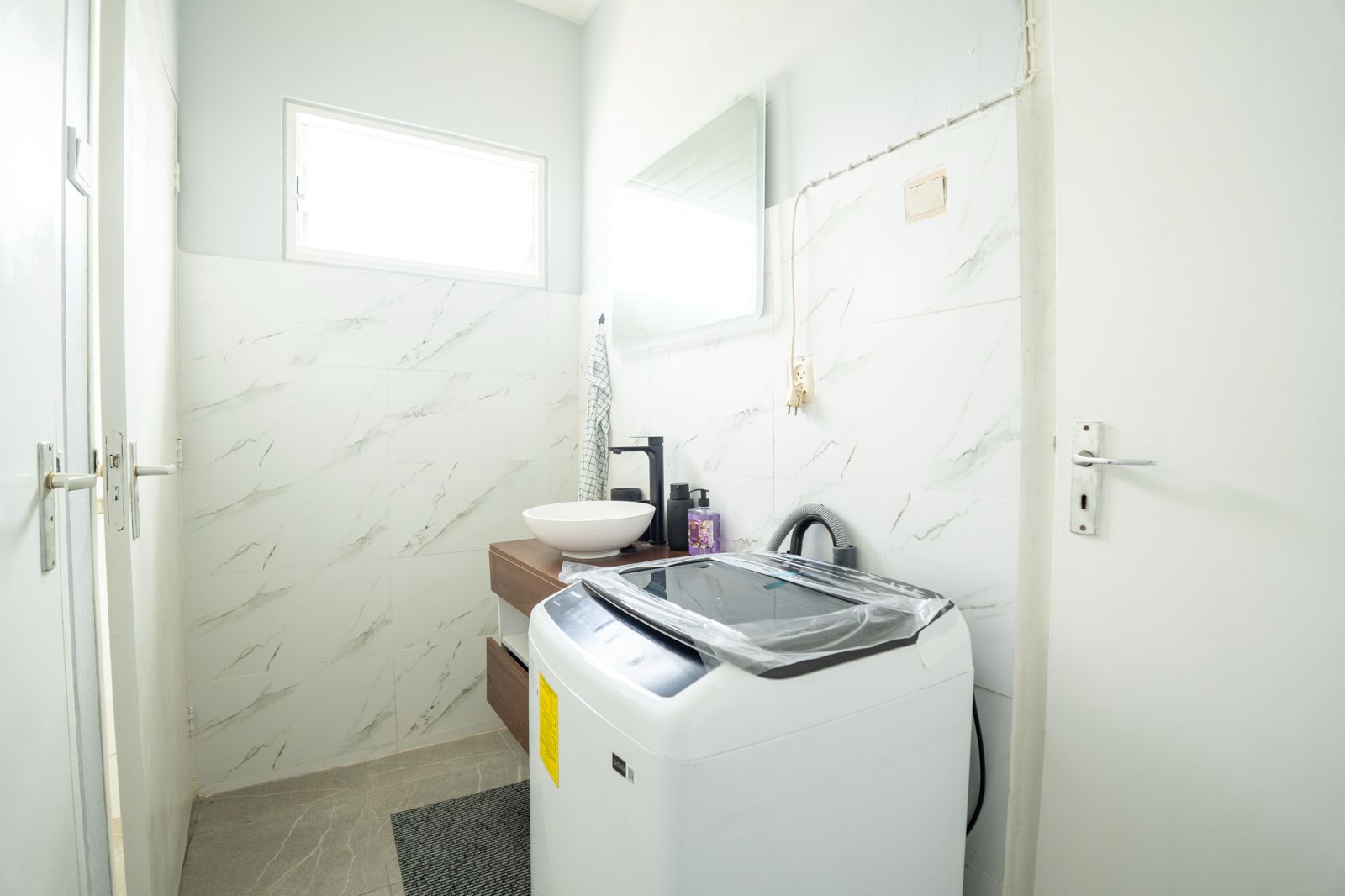 Moderne badkamer met marmerlook tegels
