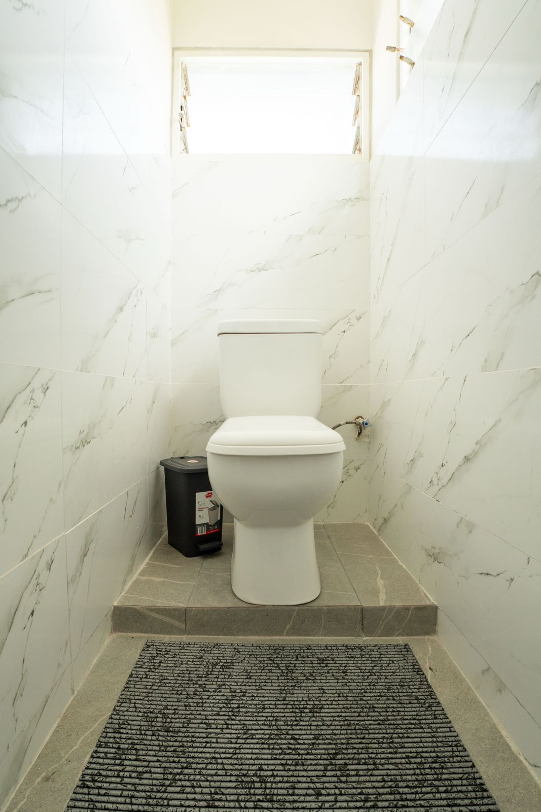 Apart toilet met marmerlook wanden