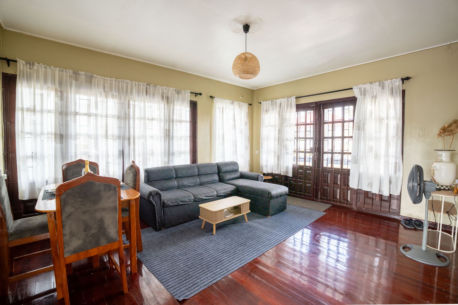Ruime woonkamer met loungebank en eethoek