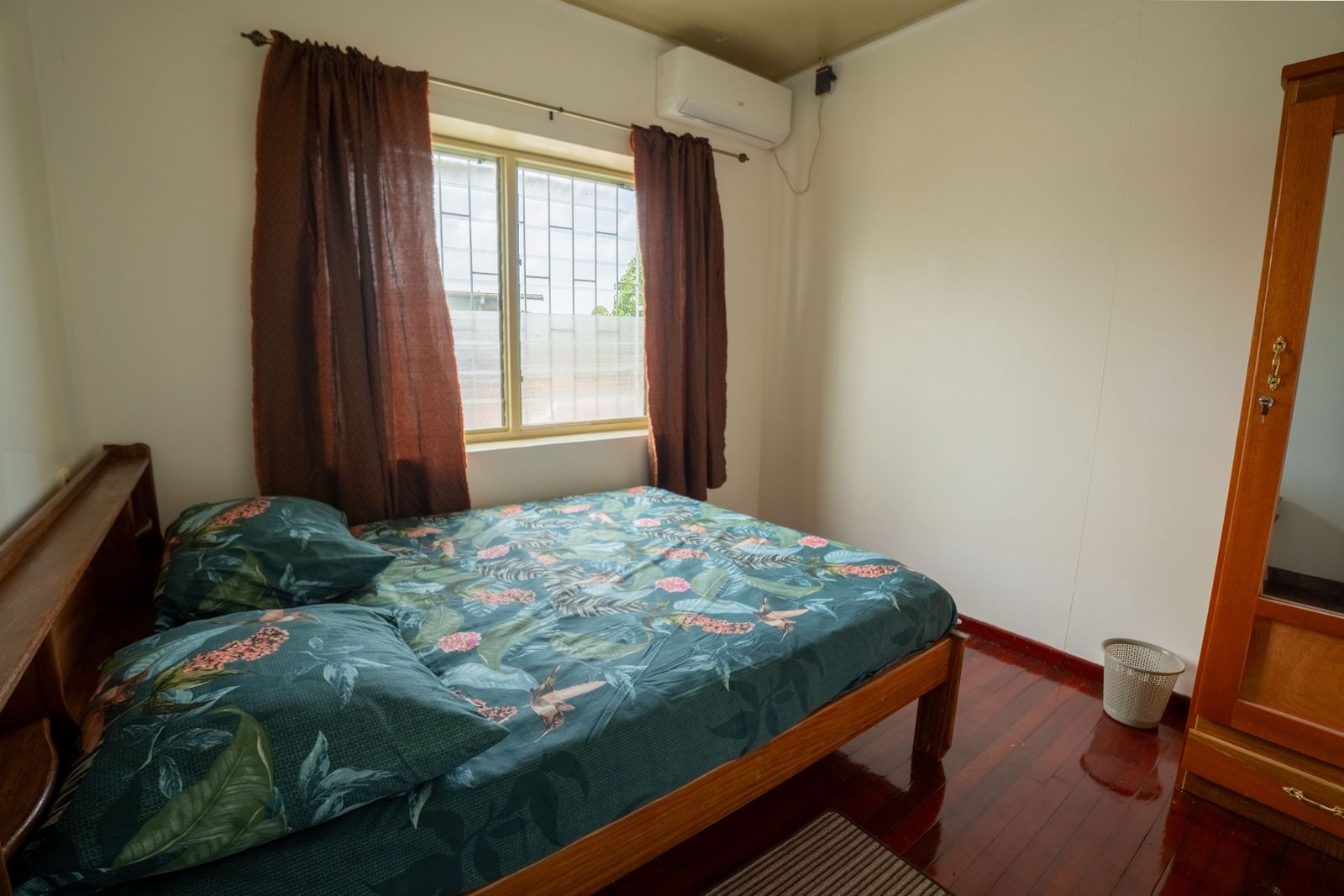 Slaapkamer met airco en kledingkast