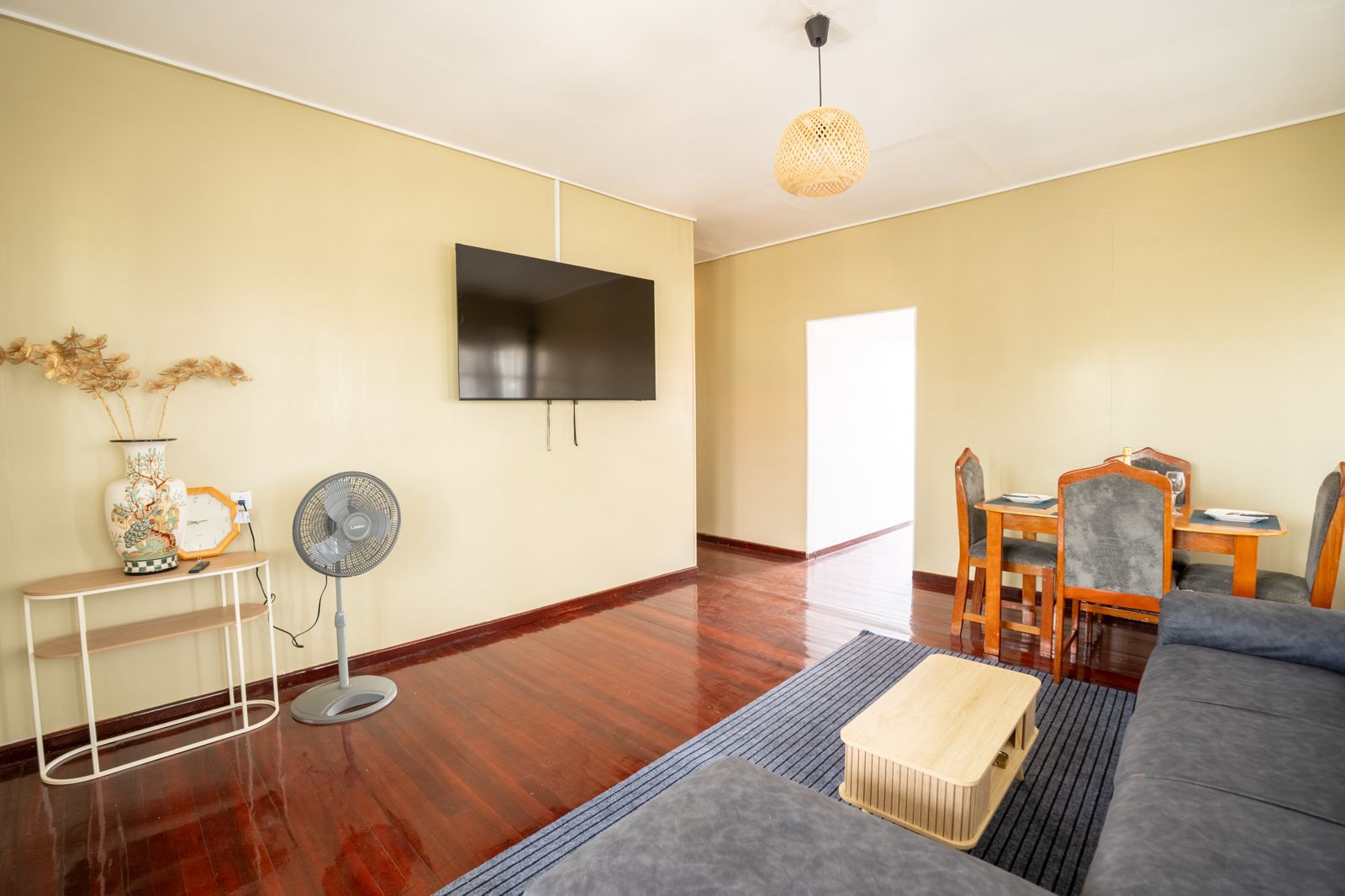 Woonkamer met 65-inch Smart TV aan de wand
